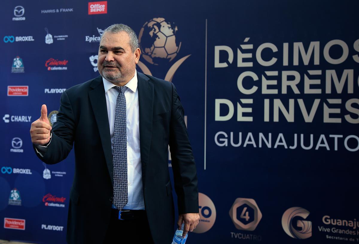 José Luis Chilavert posa en el Salón de la Fama del fútbol de México.
