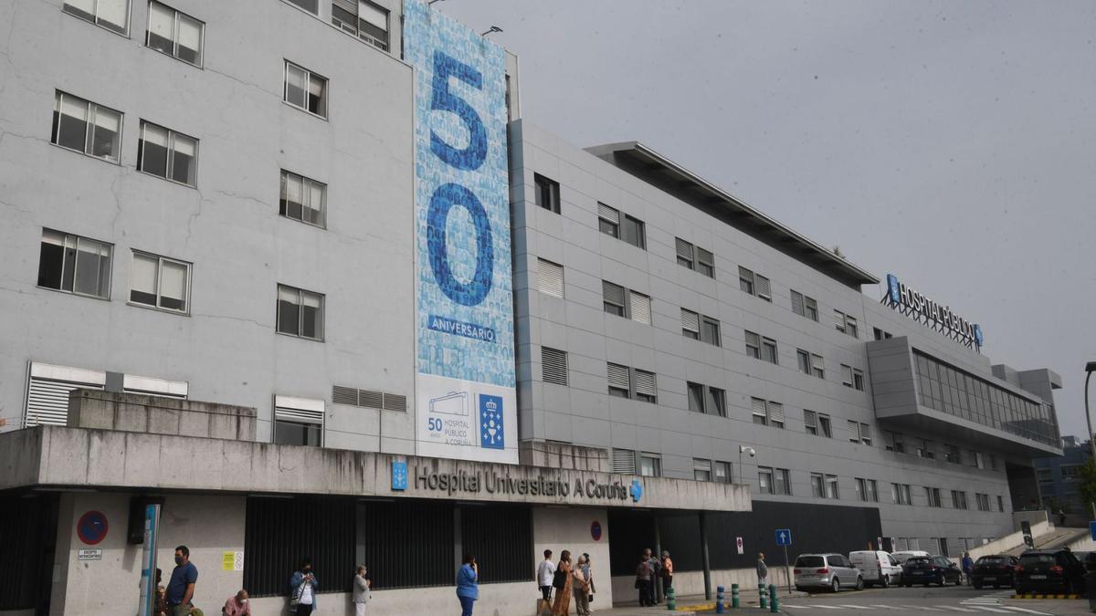 Fachada del Complejo Hospitalario Universitario de A Coruña (CHUAC) con la lona del 50 aniversario.