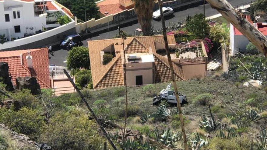 Un fallecido tras caer un vehículo por una ladera en Tenerife
