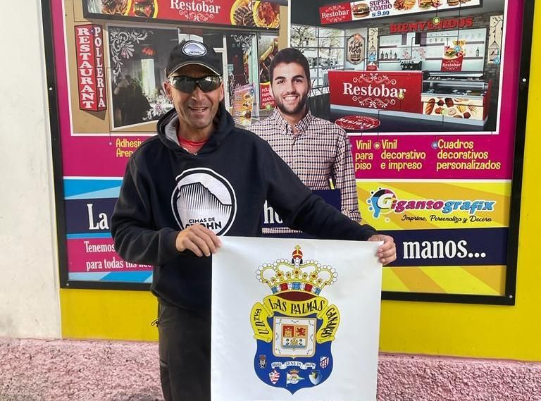 El alpinista Arocha, aquejado de Crohn, muestra una lámina de la UD en el punto de impresión Gigantografix, en el Parque Ginebra de Huaraz.
