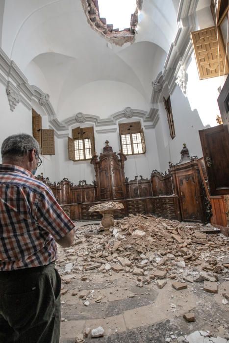 Parte de la cubierta de la sacristía de la iglesia de las Santas Justa y Rufina se ha venido abajo. El templo se ha visto afectado por las lluvias de la DANA y esta primavera.