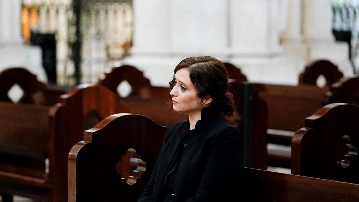 La presidenta de la Comunidad de Madrid, Isabel Díaz Ayuso, llora durante una misa solemne por los enfermos y fallecidos en la pandemia del coronavirus en la catedral de la Almudena, el 26 de abril
