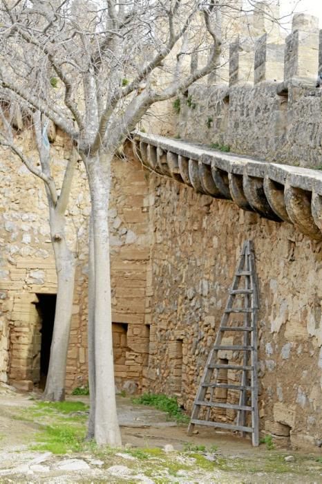 Zacken, Schießscharten, hohe Mauern: Ein Besuch in der Festung im Nordosten von Mallorca.