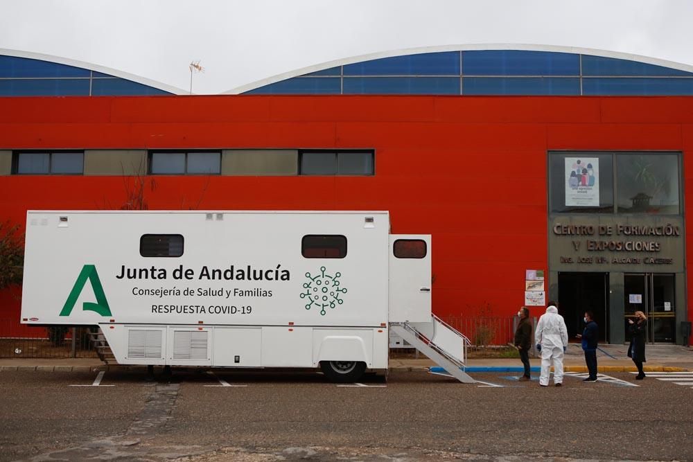 Cribado en La Carlota en el nuevo camión Covid de la Junta