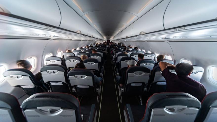 ¿Has escuchado un &#039;ding&#039; durante un vuelo? Este es el significado del «código secreto» que usa la tripulación aérea
