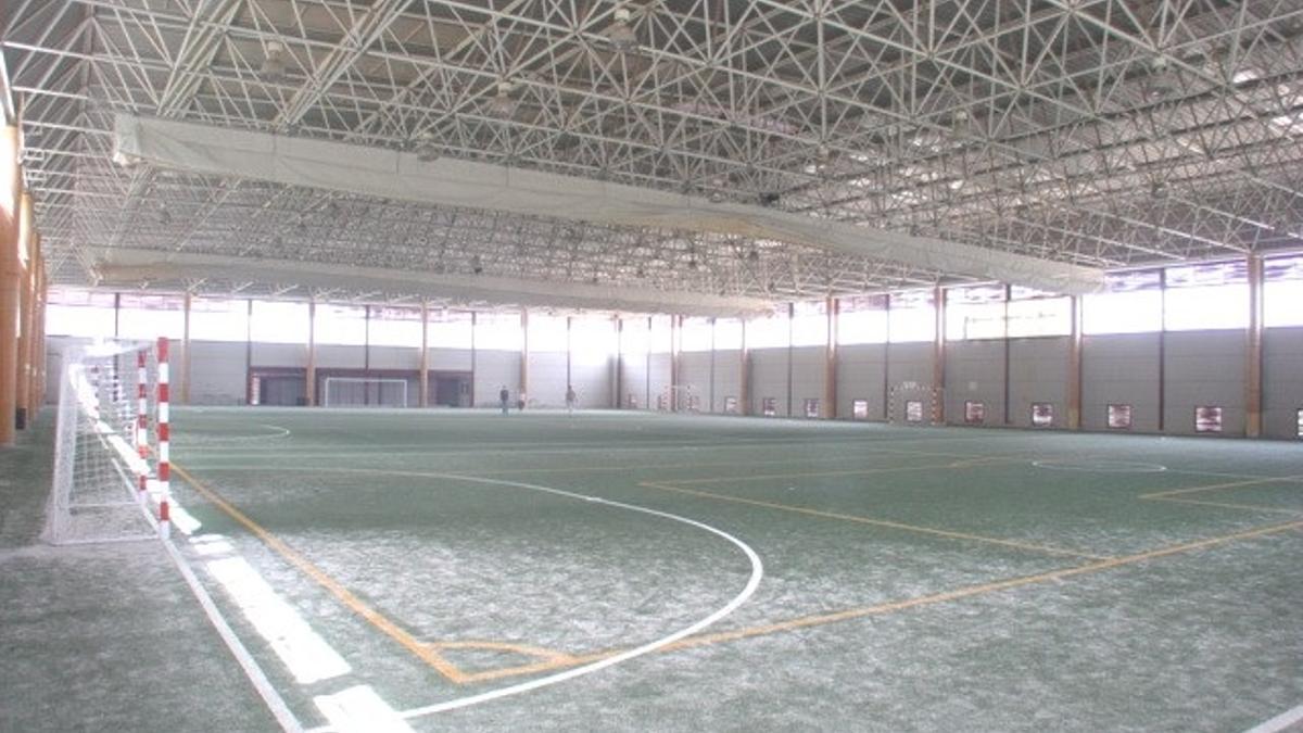 Interior del pabellón de césped artificial en Ciudad Deportiva de Cáceres.