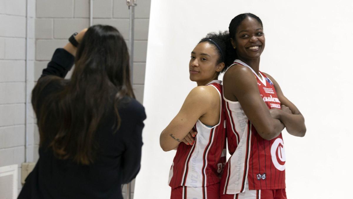 Helena Oma y Nadia Fingall, jugadoras del Casademont Zaragoza, durante una sesión de fotos