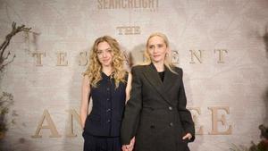 Amanda Seyfried y Mona Fastvold, quien coescribió ‘El testamento de Ann Lee’ junto a su pareja en lo personal y lo profesional, Brady Corbet; hace ahora un año, ambos fueron candidatos al Oscar por el guion de ‘The Brutalist’ (2025), que él dirigió.