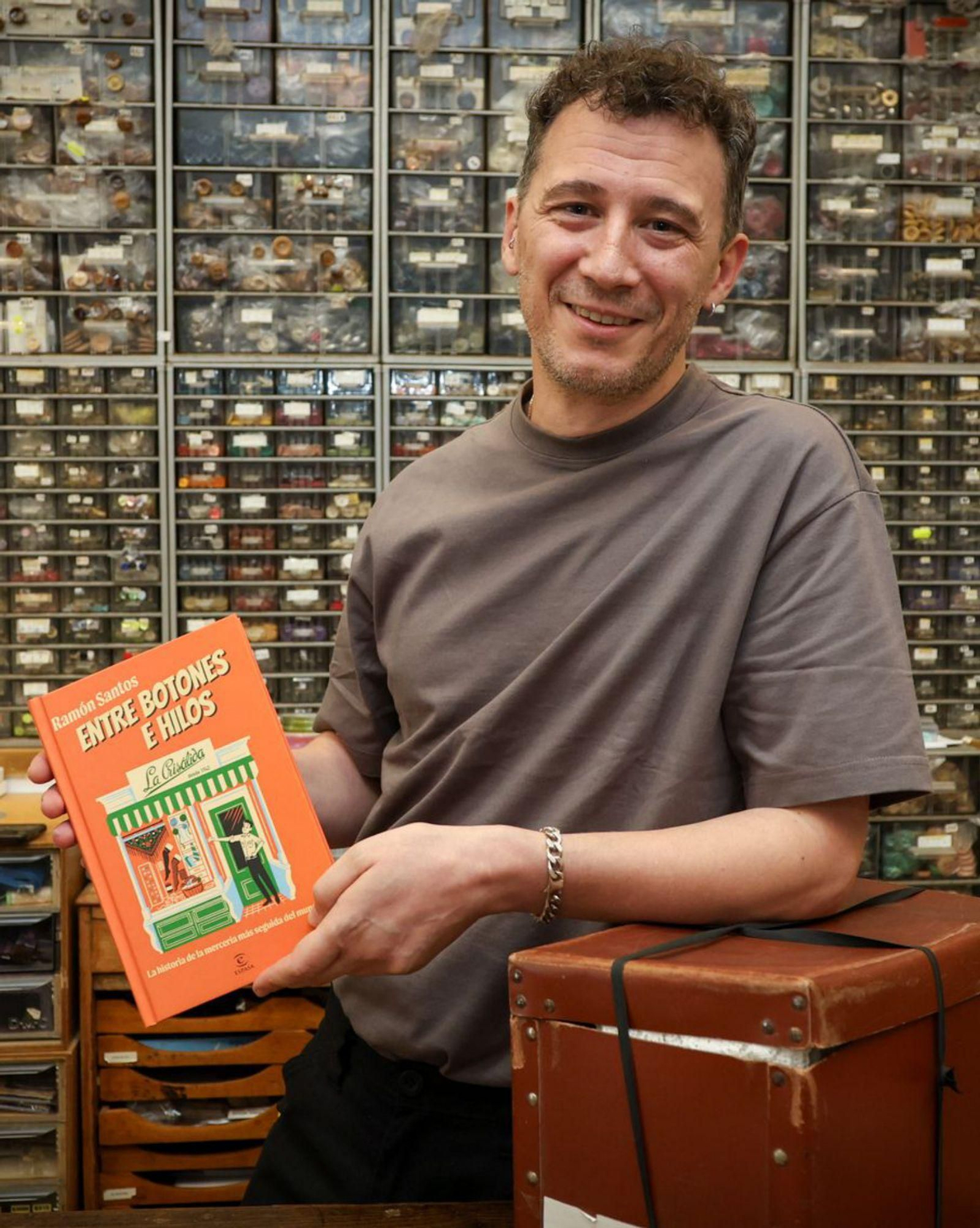 Ramón Santos posa con el libro. | Germán Barreiros / Roller Agencia