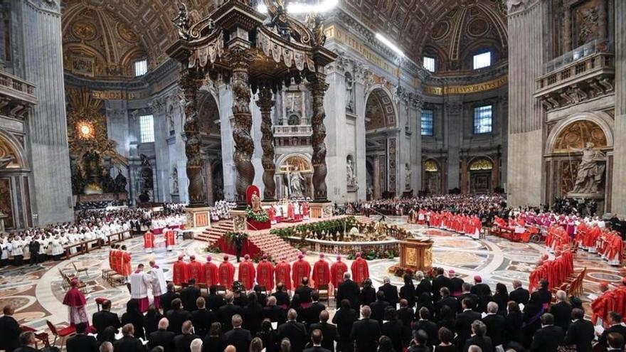 El Papa entrega el palio de arzobispo metropolitano a Omella