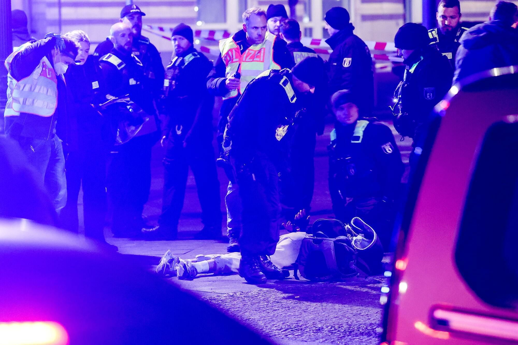 Berlin (Germany), 21/02/2025.- Police officers arrest a man near the Holocaust Memorial in Berlin, Germany, 21 February 2025, after another man was seriously injured with a sharp object. The injured man was taken to hospital and an investigation is ongoing at the crime scene. (Alemania) EFE/EPA/CHRISTOPHER NEUNDORF
