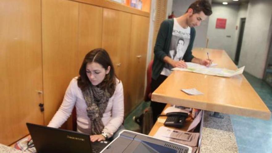 La oficina de turismo ubicada en Exposalnés funciona esta Semana Santa.  // J.L.Oubiña