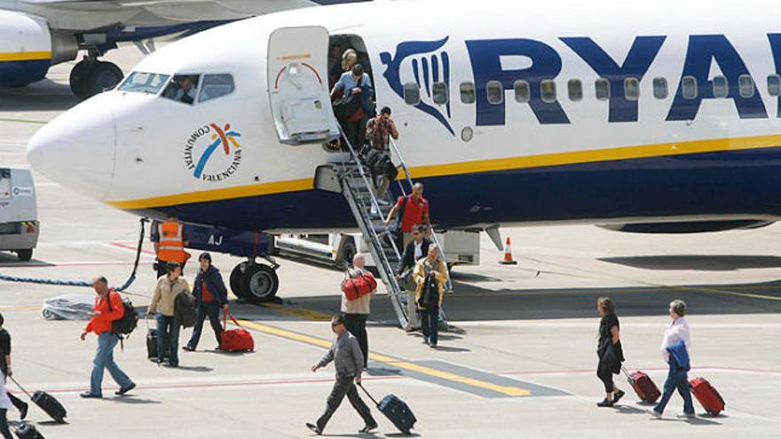 Passatgers baixant d&#039;un avió de Ryanair estacionat a l&#039;aeroport de Girona.