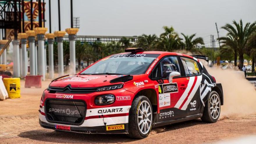 El Citroën C3 Rally2 pilotado por Diego Ruiloba, ayer, en el tramo urbano de Córdoba. |