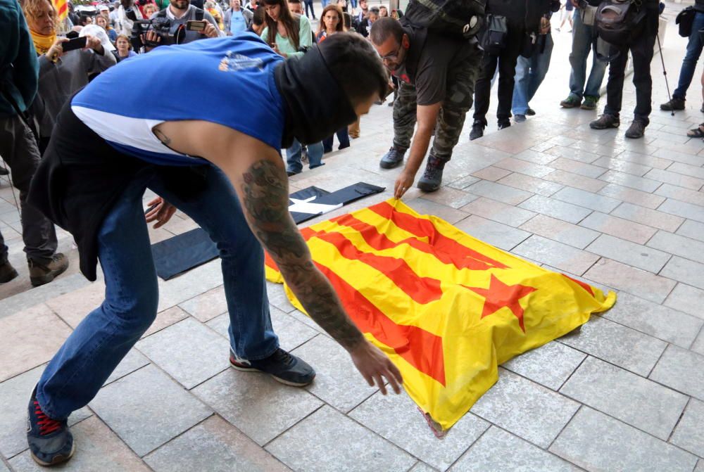 Els CDR retiren la bandera espanyola de la seu de la Generalitat a Girona