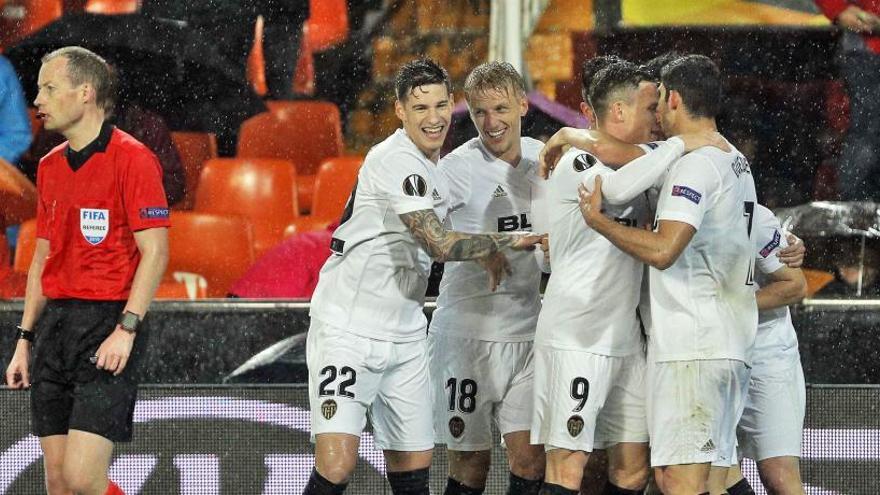 Los jugadores del Valencia celebran su primer gol frente al Villarreal