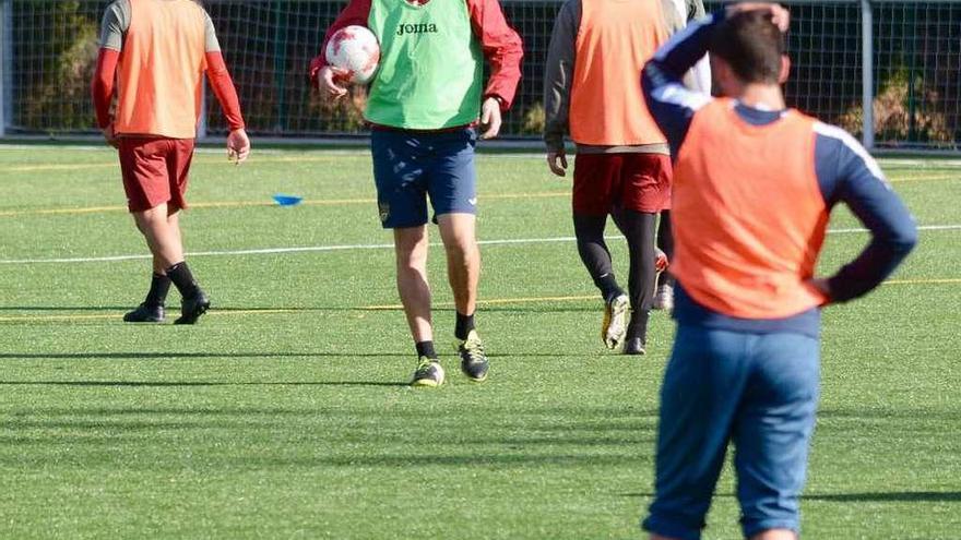 Luismi dando instrucciones durante un entrenamiento. // Rafa Vázquez