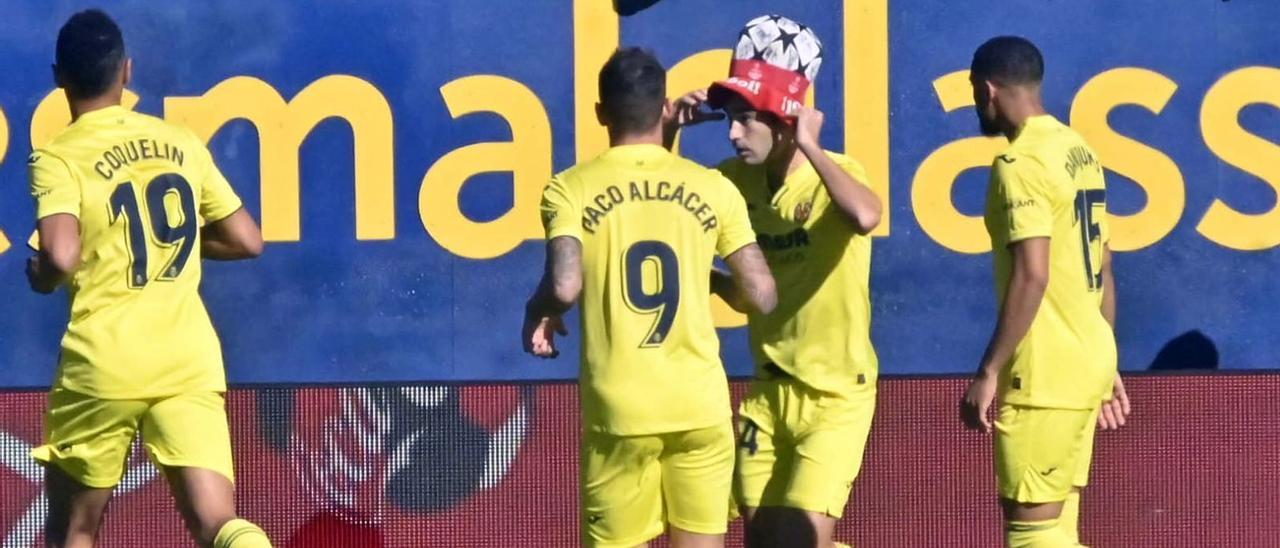 Manu Trigueros celebró el gol de la victoria del Villarreal ante el Getafe con un gorro de la Champions League.