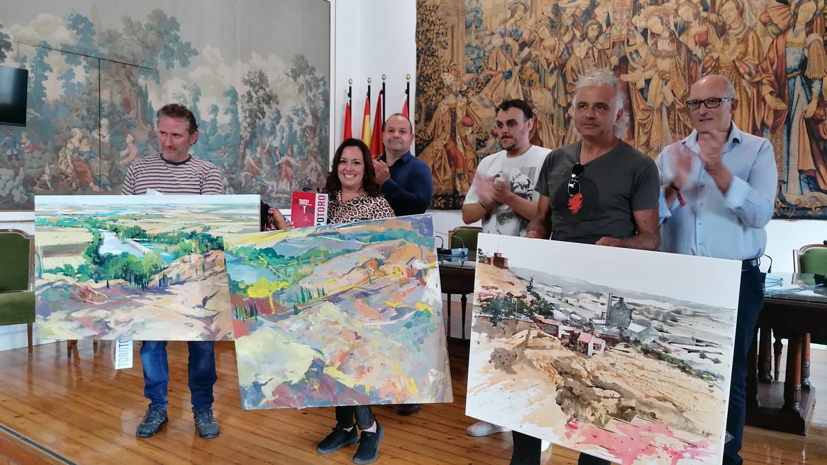 Los artistas ganadores del certamen de pintura rápida posan con sus obras