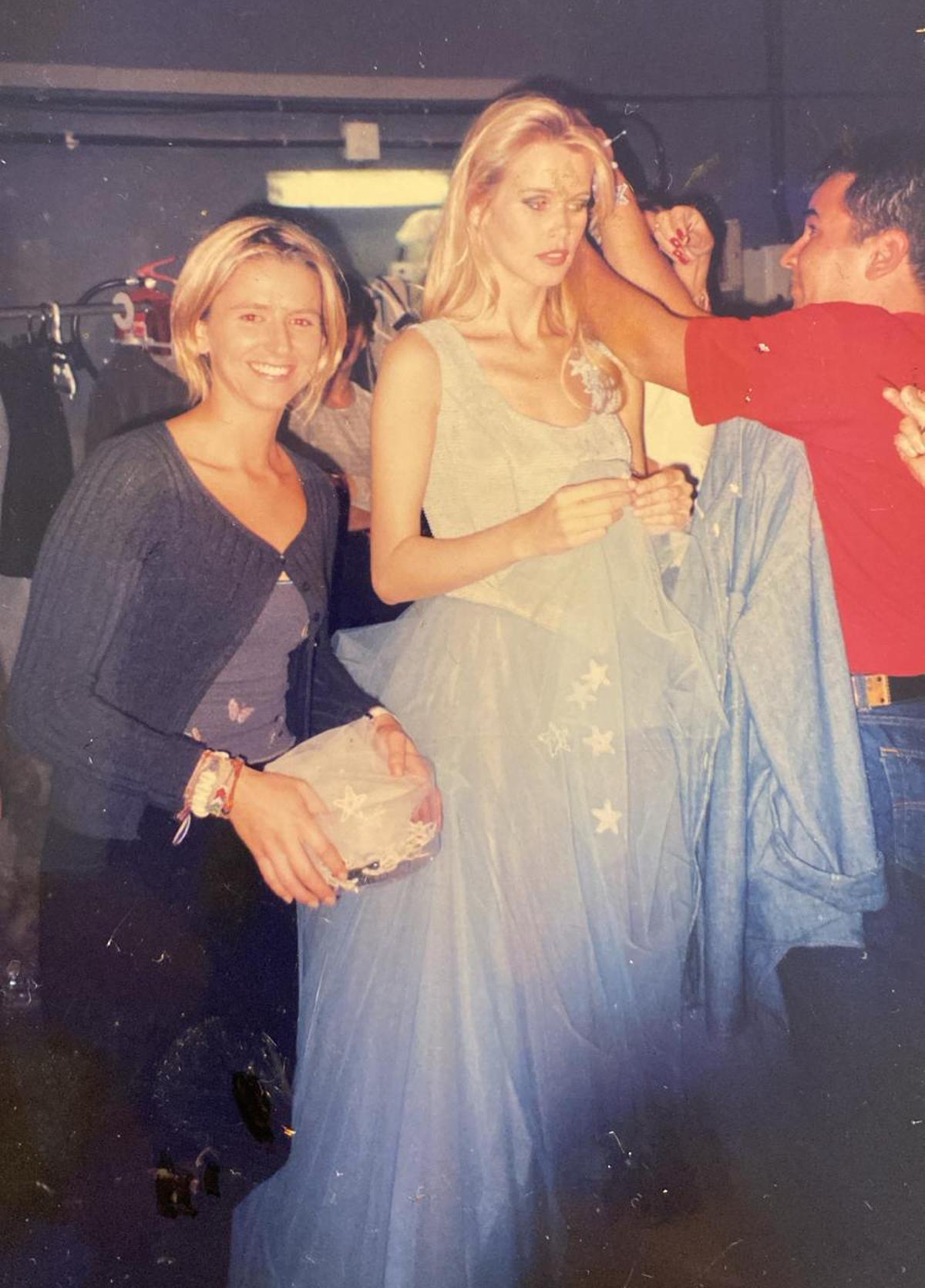 Su hija Marisa Otazo con la modelo Claudia Schiffer en uno de sus desfiles