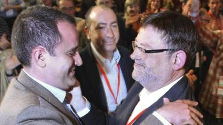 Los dos candidatos a la secretaria general del PSPV-PSOE, Ximo Puig y Jorge Alarte, se saludan durante la segunda jornada del XII Congreso Nacional.