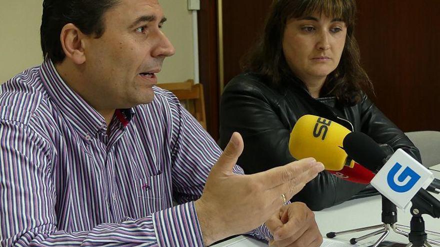 La secretaria Comarcal de la CIG-Servicios de Pontevedra, Diana Rodríguez, y Pedro Pérez, durante la rueda de prensa. / FdV