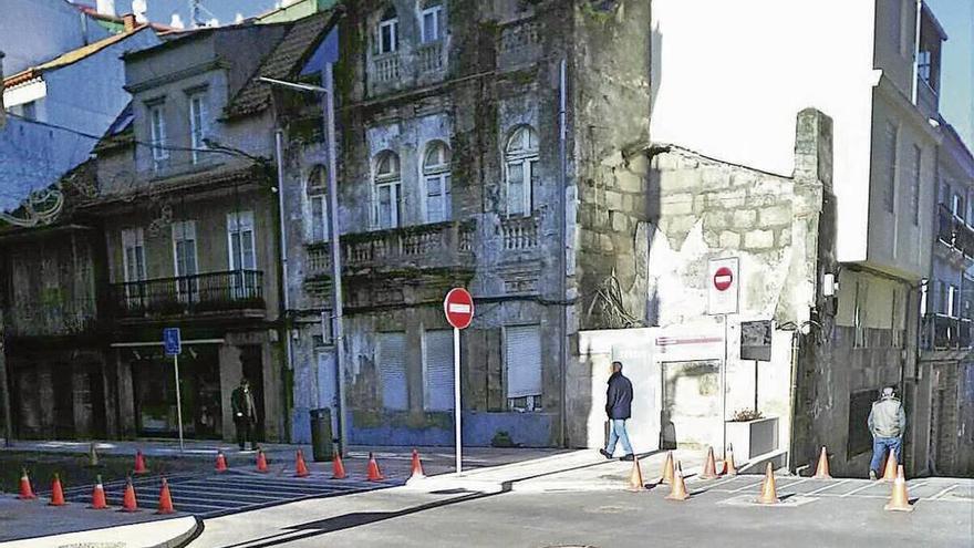 Trabajos de pintado y señalización viaria en el centro de Marín.  // Santos Álvarez