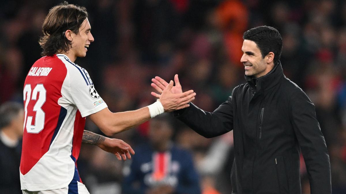 Mikel Arteta saludando a Riccardo Calafiori