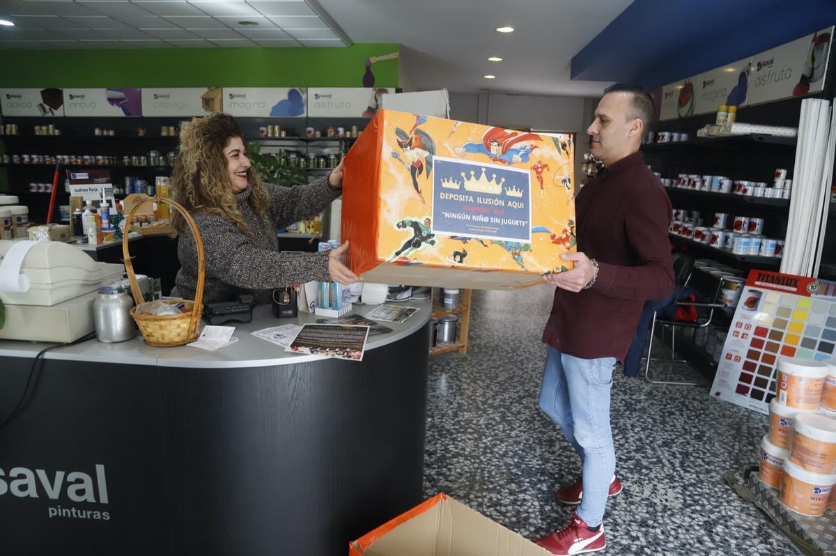 Jesús Morales, organizador de la campaña 'Ningún niño sin juguete', entre las cajas de donación a un comercio de Fidiana