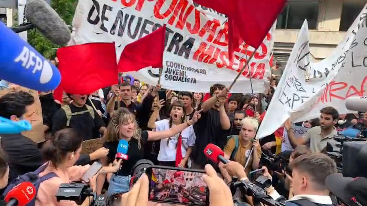 VIVIENDA CONGRESO DECRETO | Gran cabreo en las puertas del Congreso: «¡Esta noche a las diez en Sol!»