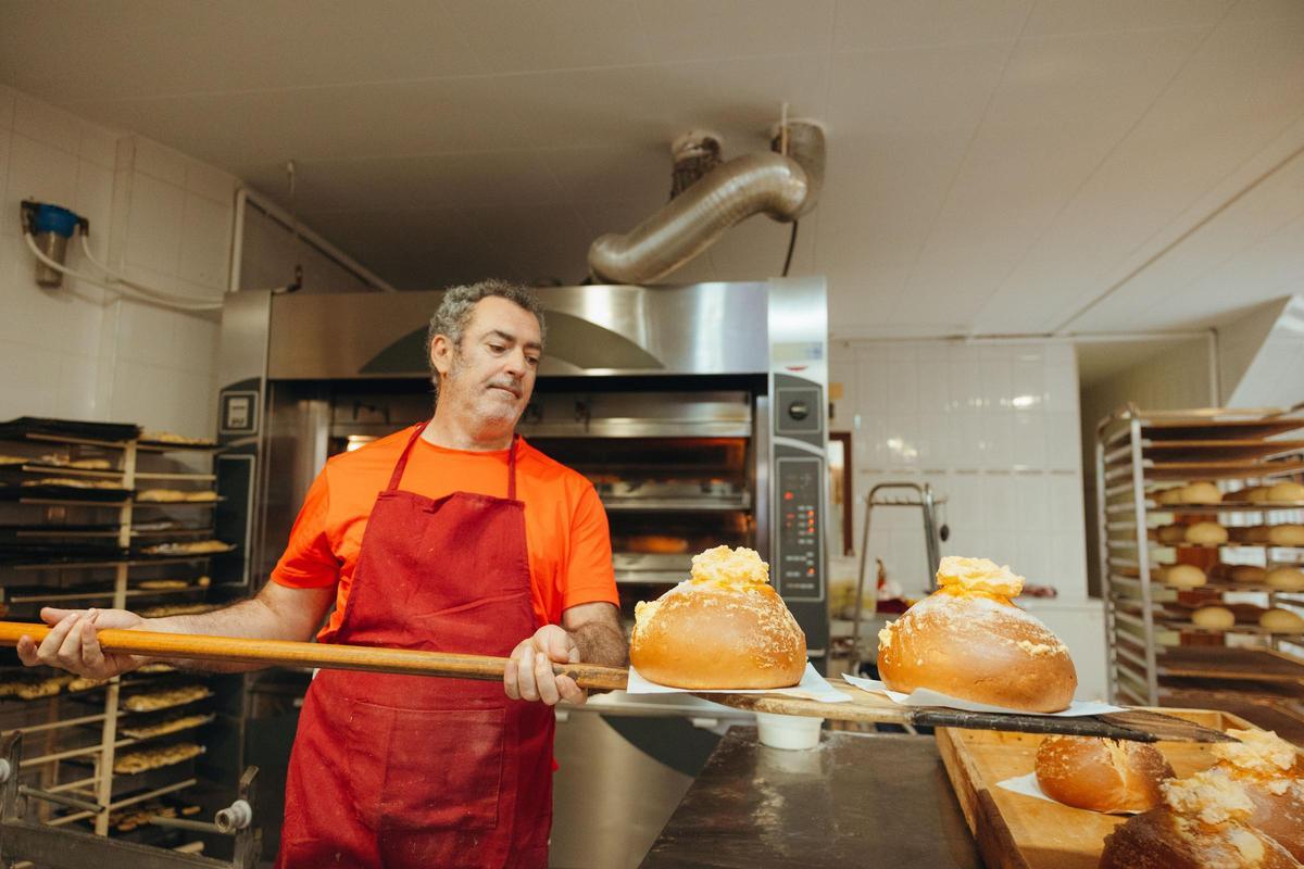 Juan vuelve a elaborar monas de Pascua en el Forn de la Coca de l'Alcúdia 5 meses después de la dana.