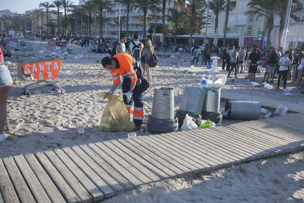 El macrobotellón de Santa Faz deja en la playa miles de kilos de basura