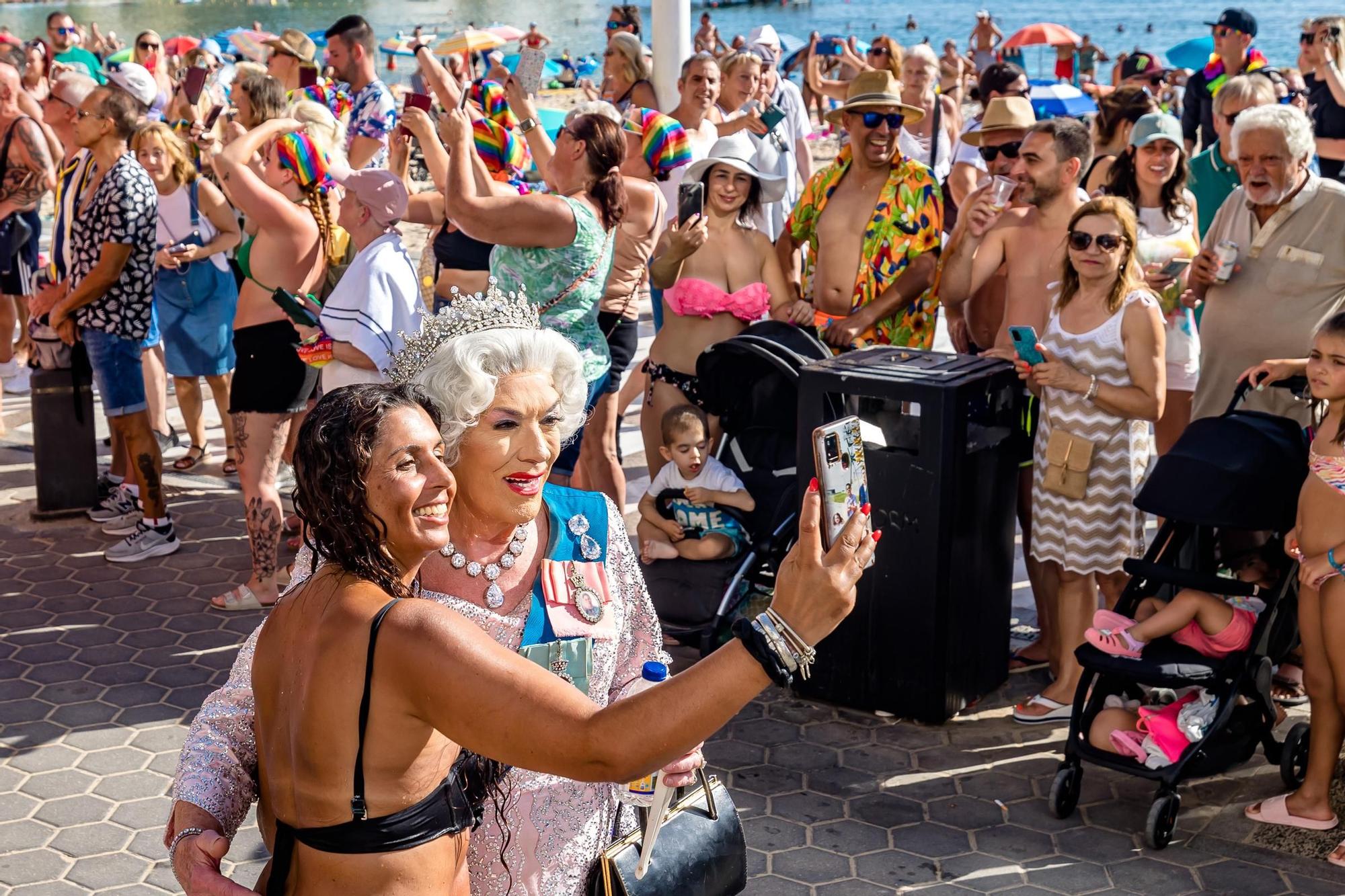 Cientos de personas festejan el Benidorm Pride con un multitudinario desfile y una fiesta en l'Aigüera