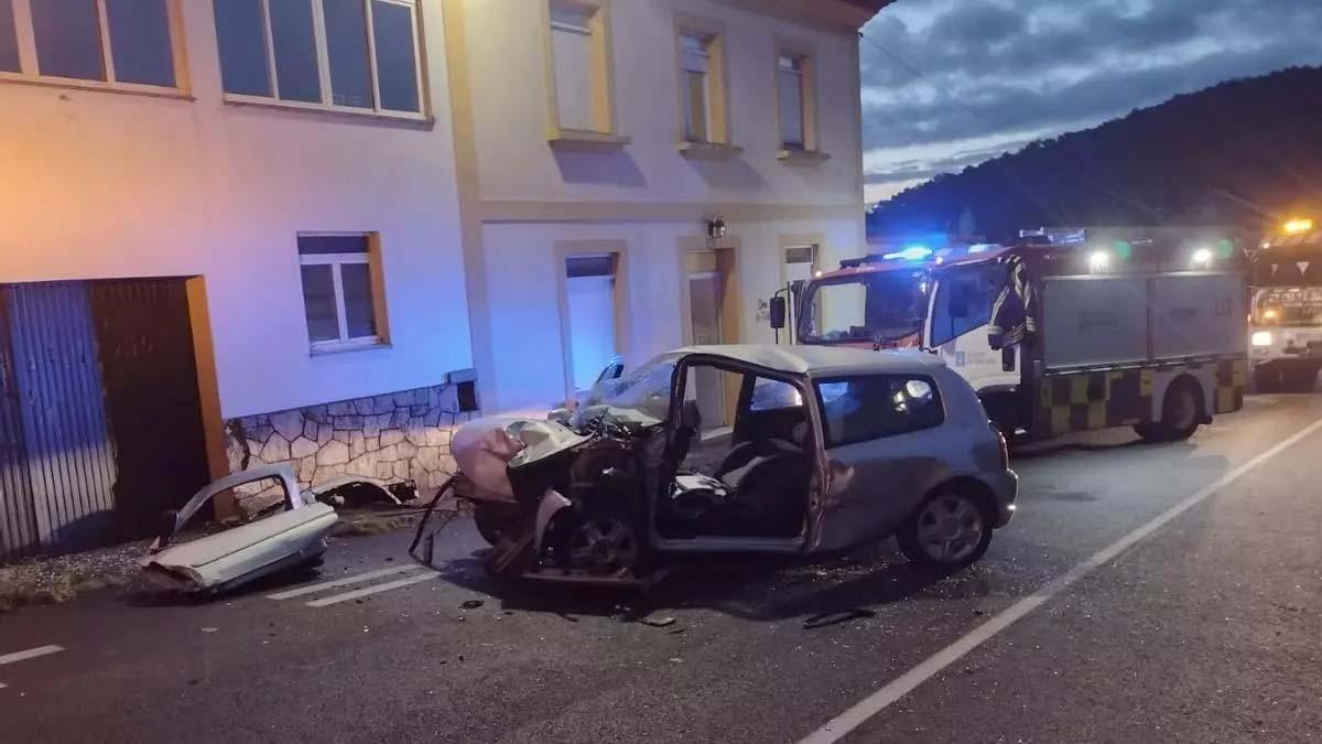 El vehículo en el que viajaban los dos jóvenes chocó contra el muro de una vivienda.