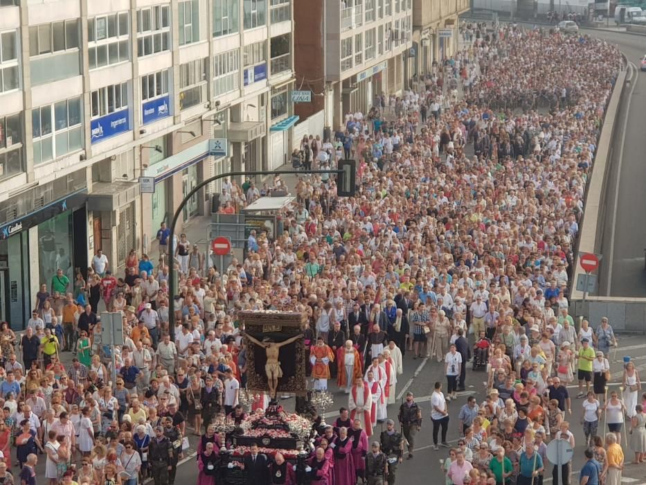 Miles de fieles acompañan a la imagen del nazareno en la tradicional procesión por el centro de la ciudad con principio y final en la Colegiata.