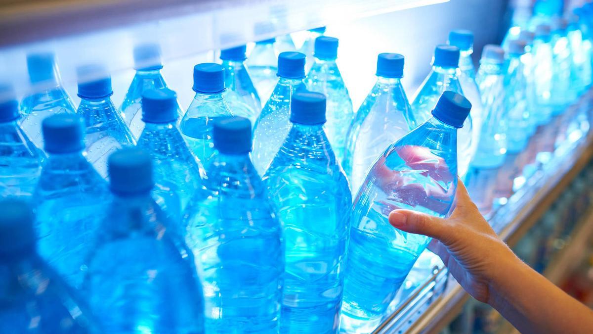 Se debe reducir el consumo e agua embotellada