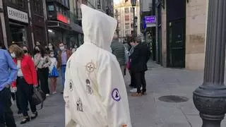 El trabajador de la ONCE de Zamora del que todo el mundo habla por su túnica de Semana Santa