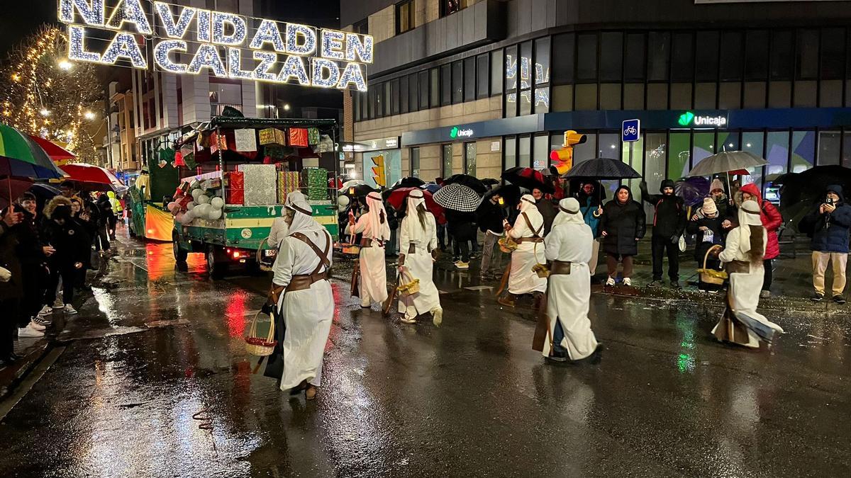 La zona oeste de Gijón se moja para disfrutar de su recuperada cabalgata