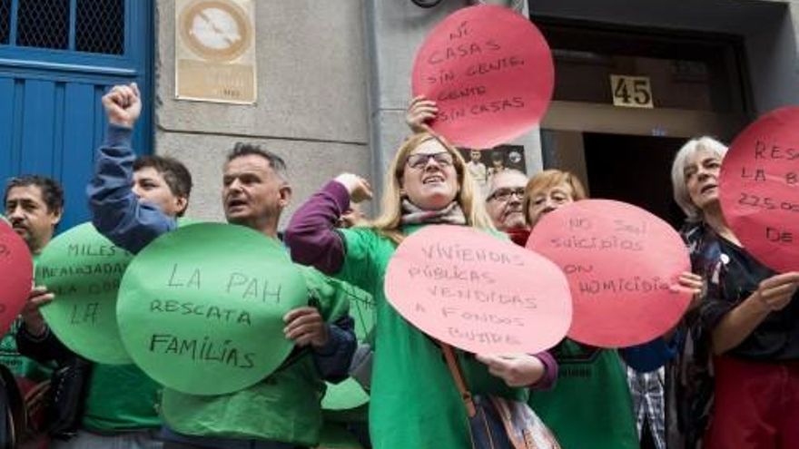 Miembros de la PAH Oviedo durante un desahucio.