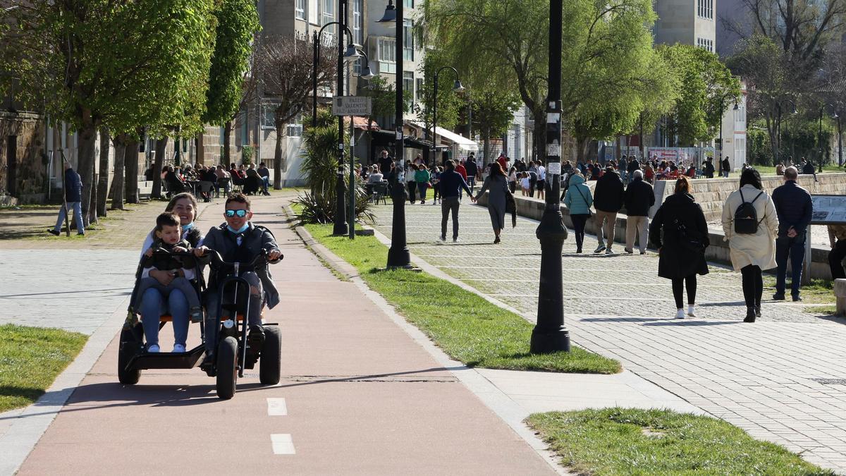 Vecinos aprovechando el buen tiempo de San José para pasear por Bouzas.