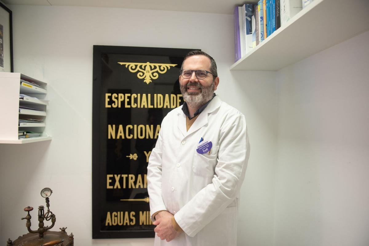 Ramón Sáez, propietario de esta farmacia histórica de A Coruña.