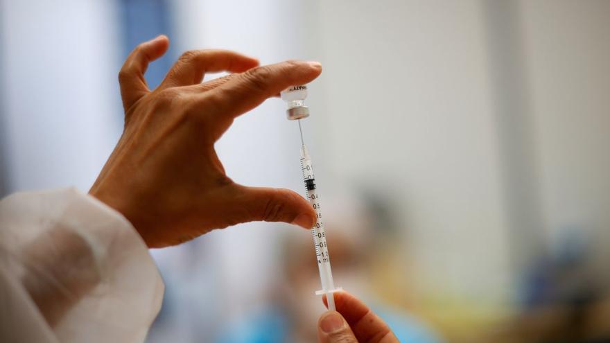Pfizer adelantará 25 millones de vacunas a la UE, que mantiene su calendario