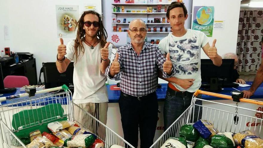 Entrega de los 164 kilo de alimentos.