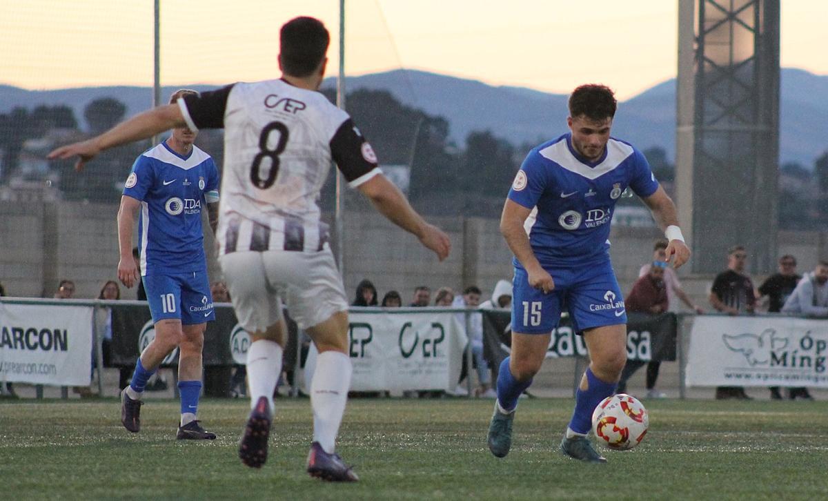 El mediocentro vallero José Aguilar, en el partido contra el Castellonense.