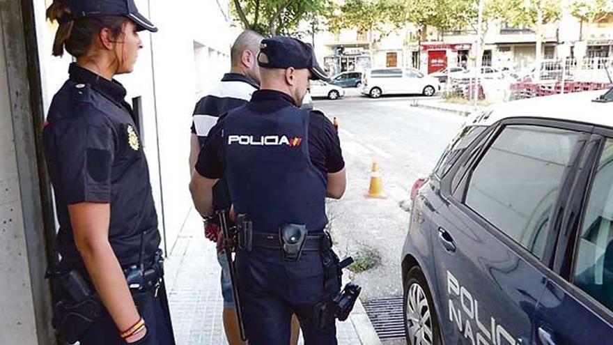 El presunto ladrón, tras ser detenido por la Policía Nacional.