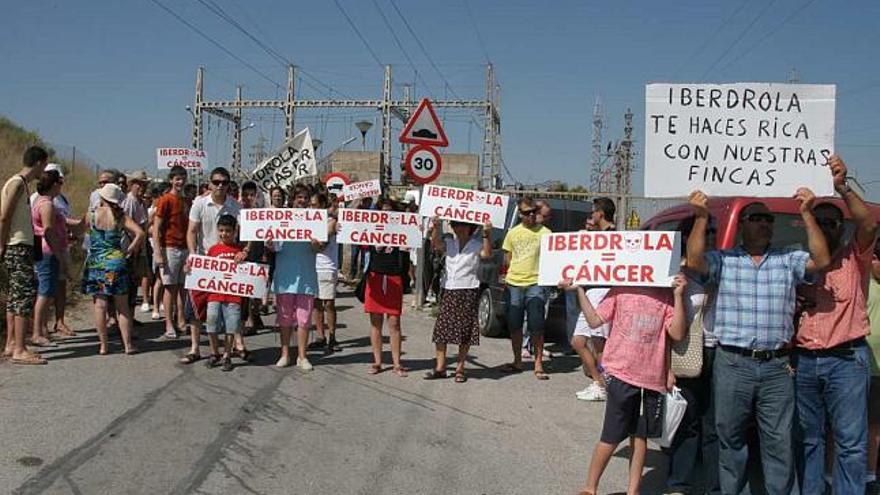 Afectados por  las líneas de alta tensión denuncian el acoso al que les somete Iberdrola