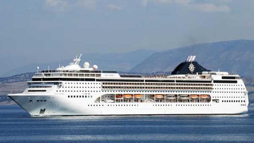 El "MSC Opera" tiene 251 metros de eslora y capacidad para 2.200 pasajeros. // FdV