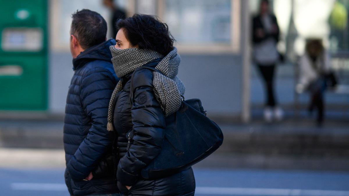 Gente abrigada por una calle de Barcelona