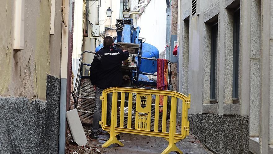 Tres heridos tras quedar colgados de una grúa en Plasencia