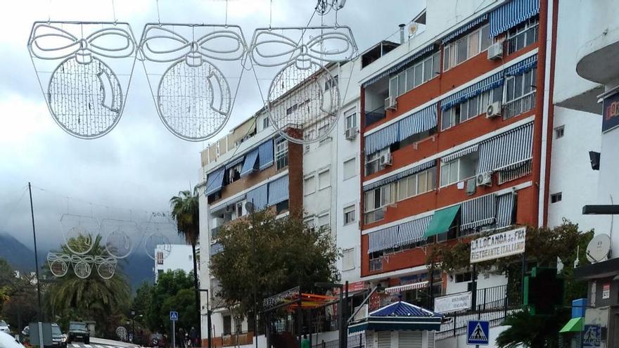 La avenida Nabeul recupera la normalidad, tras la tromba de agua que caía por las escaleras de la calle Padre Salvador.